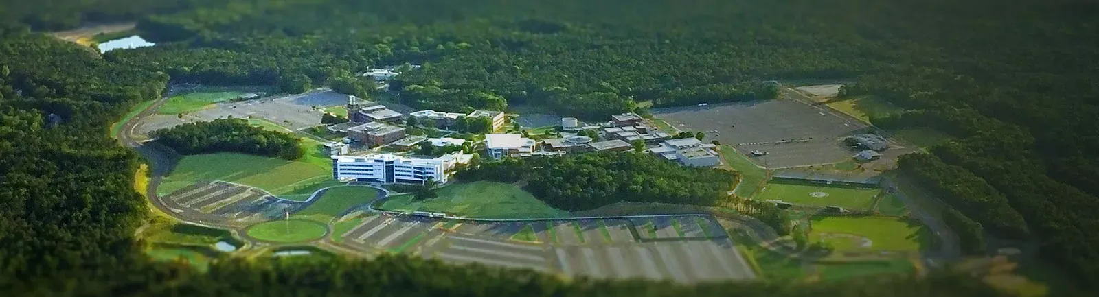 Aerial view of 365球赛平台 campus